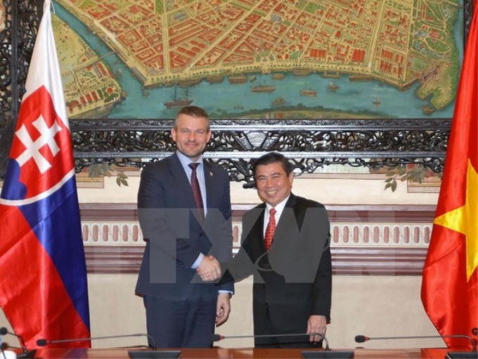 Chủ tịch UBND TP. Hồ Chí Minh Nguyễn Thành Phong tiếp Phó Thủ tướng Cộng Hòa Slovakia - Ngài Peter Pellegrini. (Ảnh: TTXVN)