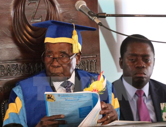 Tổng thống Robert Mugabe (trái) phát biểu tại lễ tốt nghiệp tại một trường đại học ở thủ đô Harare ngày 17/11. (Nguồn: THX/TTXVN)