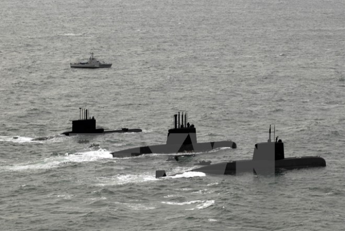 Tàu ngầm ARA San Juan, ARA Salta và ARA Santa Cruz tới căn cứ hải quân Mar del Plata, Argentina. (Nguồn: AFP/TTXVN)