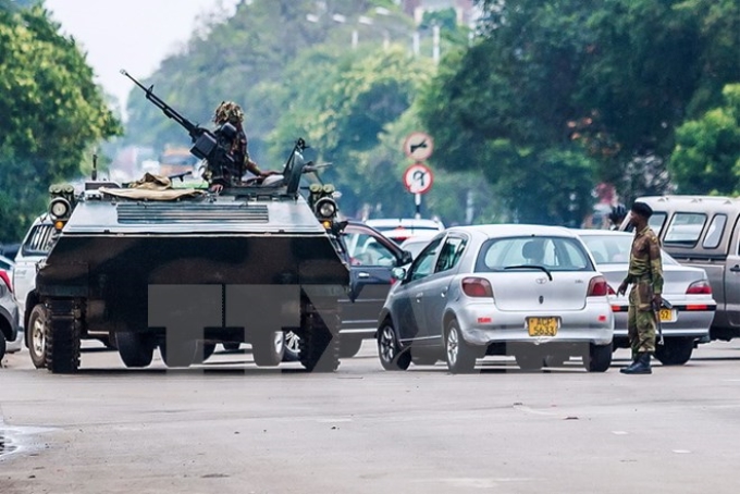 Xe quân sự xuất hiện trên đường phố thủ đô Harare của Zimbabwe ngày 15/11. (Ảnh: AFP/TTXVN)