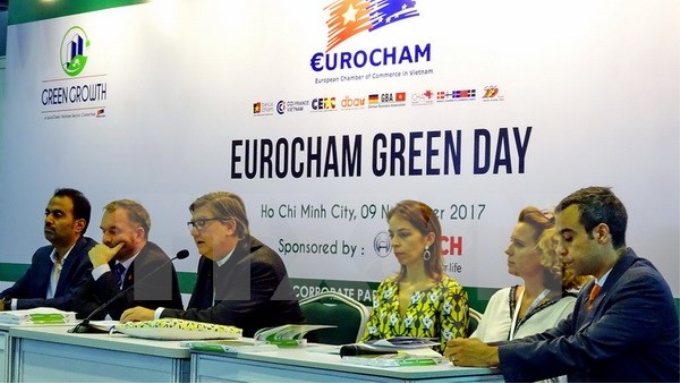 Đại diện EuroCham giới thiệu về Sách Xanh tại buổi công bố. (Ảnh: TTXVN)