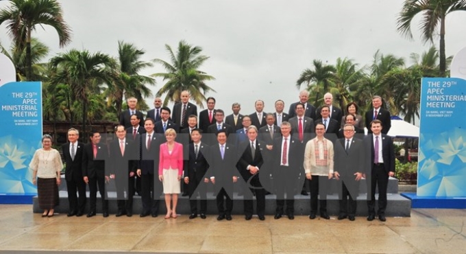 Phó Thủ tướng, Bộ trưởng Ngoại giao Phạm Bình Minh; Bộ trưởng Công Thương Trần Tuấn Anh cùng các đại biểu tham dự Hội nghị liên Bộ trưởng Ngoại giao-Kinh tế APEC chụp ảnh chung. (Ảnh: TTXVN)