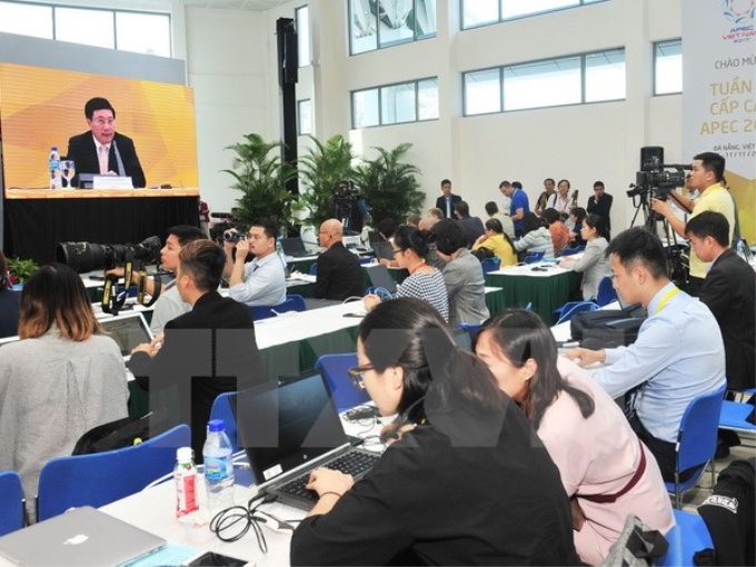 Phó Thủ tướng, Bộ trưởng Ngoại giao Phạm Bình Minh, Chủ tịch Ủy ban Quốc gia APEC 2017 trả lời câu hỏi của phóng viên, báo chí tại buổi họp báo. (Ảnh: TTXVN)