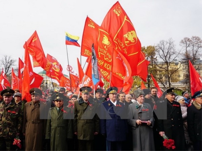 Dòng người viếng Lăng Lenin giương cao cờ của các Đảng Cộng sản và Công nhân thế giới. (Ảnh: TTXVN)