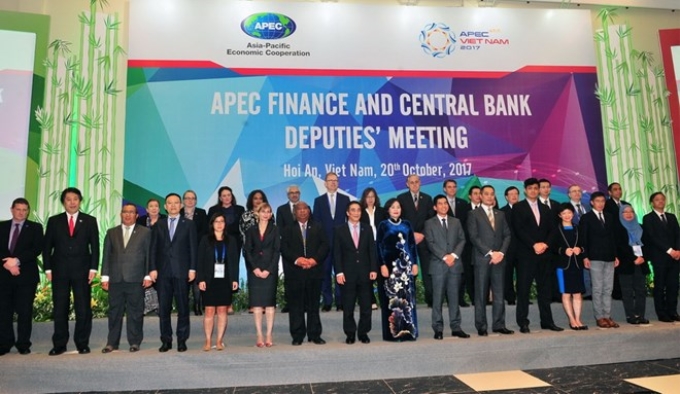 Đại diện các nền kinh tế APEC chụp ảnh chung sau Hội nghị Thứ trưởng Tài chính và Phó Thống đốc Ngân hàng Trung ương APEC. (Ảnh: TTXVN)