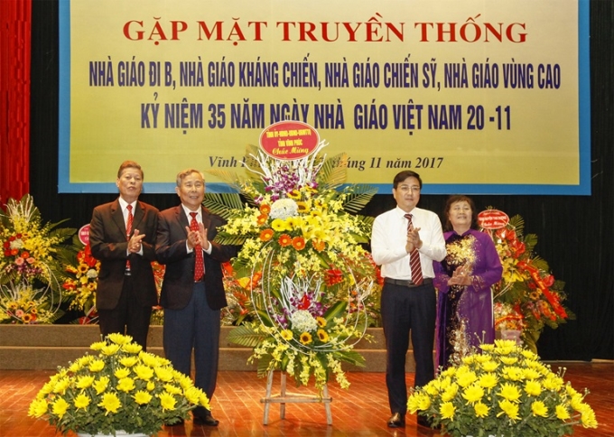 Đồng chí Vũ Việt Văn tặng hoa chúc mừng Hội Cựu giáo chức tỉnh nhân Ngày Nhà giáo Việt Nam