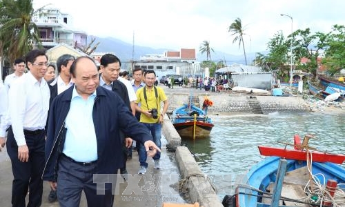 Thủ tướng Nguyễn Xuân Phúc thị sát công tác khắc phục hậu quả cơn bão số 12 tại Khánh Hòa