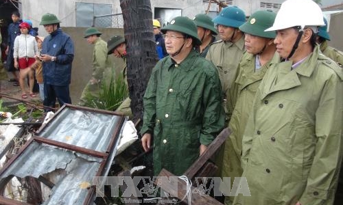 Phó Thủ tướng Chính phủ Trịnh Đình Dũng kiểm tra, chỉ đạo khắc phục hậu quả bão số 12 tại tỉnh Phú Yên