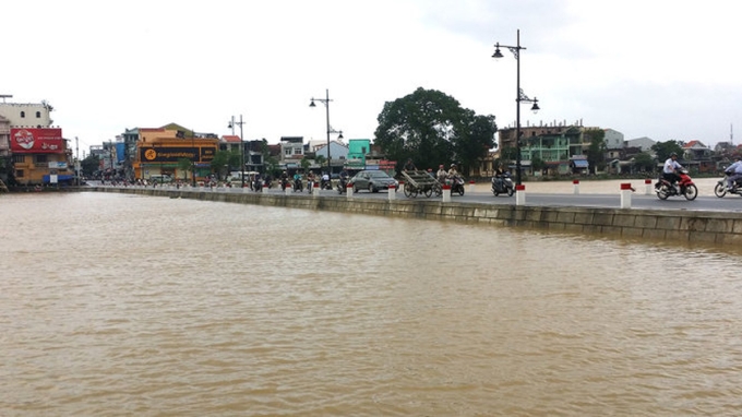 Các phương tiện giao thông di chuyển khó khăn do nước ngập tại đường Nguyễn Công Trứ, Quận 1, Tp. Hồ Chí Minh. Ảnh: TTXVN phát