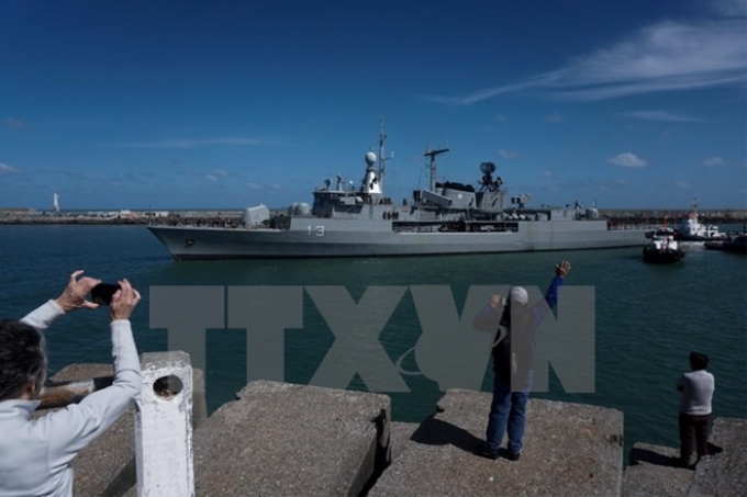 Tàu khu trục ARA Sarandi của Hải quân Argentina tham gia chiến dịch tìm kiếm tàu ngầm mất tích ARA San Juan tại Mar del Plata ngày 21/11 vừa qua. (Ảnh: AFP/TTXVN)