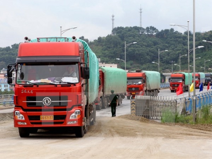 Phương tiện vận chuyển hàng hóa xuất nhập khẩu qua cửa khẩu quốc tế đường bộ số II - Kim Thành. (Ảnh: Doãn Tấn/TTXVN)