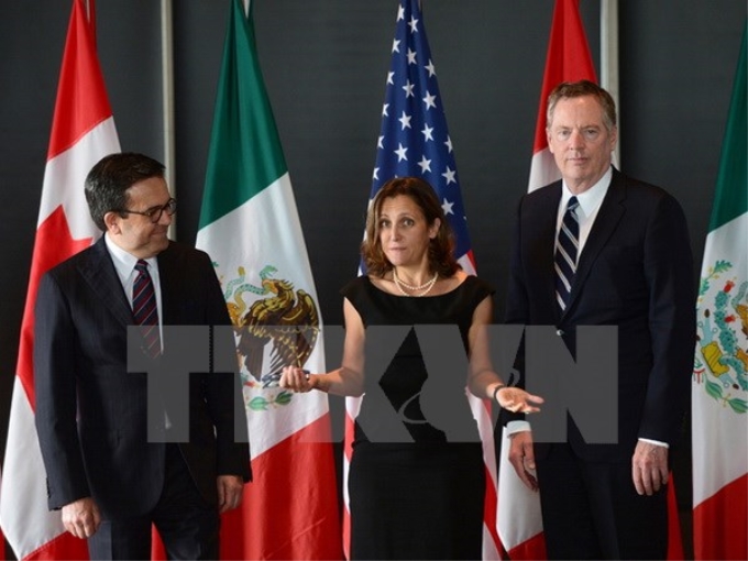 Ngoại trưởng Australia Chrystia Freeland, Ngoại trưởng Mexico Ildefonso Guajardo Villarreal và Đại diện thương mại Mỹ Robert Lighthizer tại vòng đàm phán ở Ottawa (Canada) ngày 27/9. (Nguồn: AP/TTXVN)