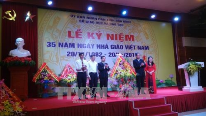 Phó Bí thư Tỉnh ủy, Chủ tịch UBND tỉnh Hòa Bình Nguyễn Văn Quang tặng hoa chúc mừng ngành Giáo dục và Đào tạo tỉnh Hòa Bình.