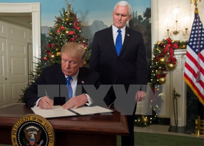 Tổng thống Mỹ Donald Trump (trái) ký tuyên bố công nhận Jerusalem là thủ đô của Israel tại Washington DC., ngày 6/12. (Nguồn: AFP/TTXVN)