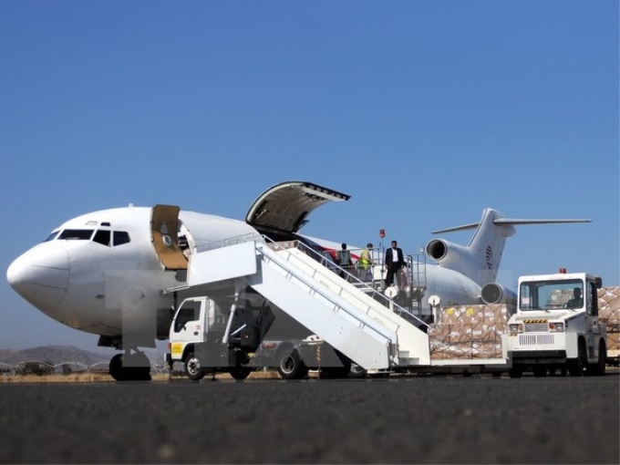 Vận chuyển hàng hóa cứu trợ tới Sanaa, Yemen. (Nguồn: THX/TTXVN)