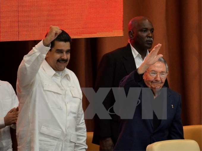 Chủ tịch Cuba Raul Castro (phải) và Tổng thống Venezuela Nicolas Maduro tại cuộc họp. (Nguồn: AFP/TTXVN)