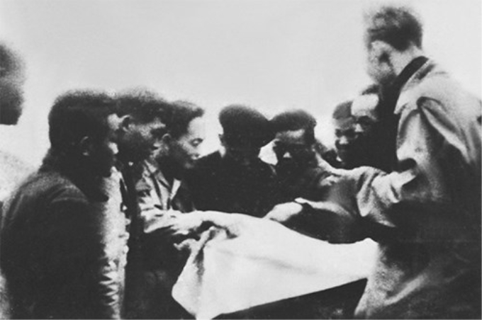 Chủ tịch Hồ Chí Minh nghe đồng chí Võ Nguyên Giáp và cán bộ Bộ Tổng tham mưu báo cáo kế hoạch quân ta phản công quân Pháp trong Chiến dịch Việt Bắc Thu-Đông năm 1947. Ảnh tư liệu