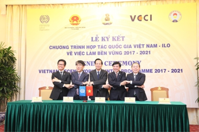 Đại diện các bên ký kết chương trình việc làm bền vững quốc gia giai đoạn 2017-2021.