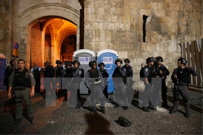 Lực lượng an ninh Israel gác tại lối vào đền thờ Al-Aqsa ở Jerusalem. (Nguồn: TTXVN)