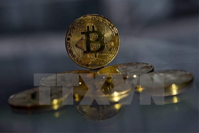 Đồng tiền ảo Bitcoin mạ vàng tại London, Anh. (Nguồn: AFP/TTXVN)