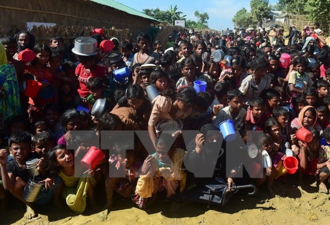 Người tị nạn Rohingya chờ nhận thực phẩm cứu trợ tại Ukhia, Bangladesh ngày 14/11. (Nguồn: AFP/TTXVN)