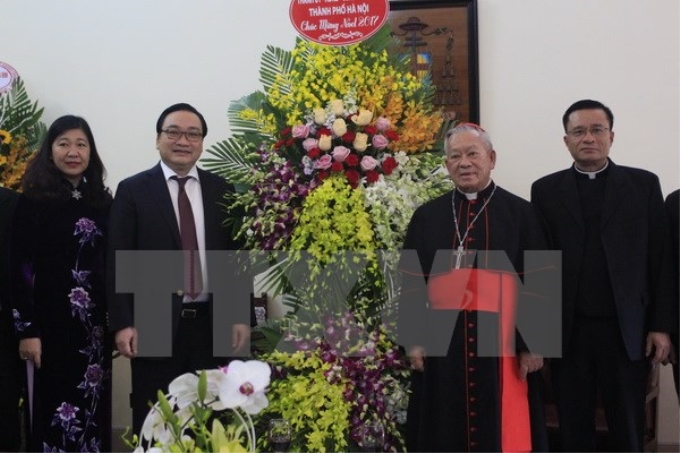 Bí thư Thành ủy Hà Nội Hoàng Trung Hải thăm, chúc mừng Đức Hồng y Phêrô Nguyễn Văn Nhơn, Tổng Giám mục Tổng Giáo phận Hà Nội. (Ảnh: TTXVN)