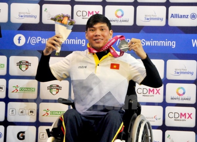 Võ Thanh Tùng nhận huy chương bạc cự ly 50m tự do S5. (Ảnh: Vietnam+)