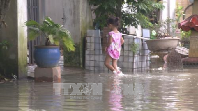 Ngập lụt do triều cường dâng cao kết hợp với mưa làm ảnh hưởng đến cuộc sống người dân ở khu vực Chùa Bà Thiên Hậu phường Chánh Nghĩa, thành phố Thủ Dầu Một, tỉnh Bình Dương. Ảnh: Văn Việt/TTXVN