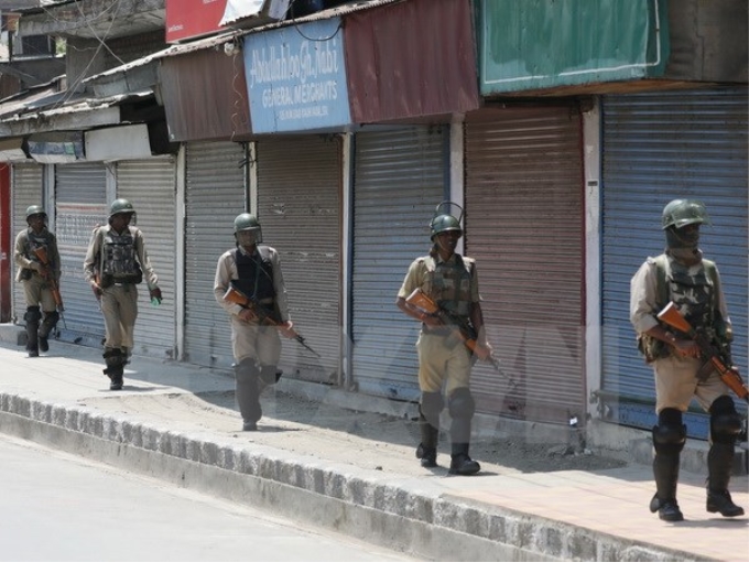 Binh sỹ Ấn Độ tuần tra tại Srinagar, thủ phủ Mùa Hè của bang Kashmir do Ấn Độ kiểm soát. (Nguồn: EPA/TTXVN)