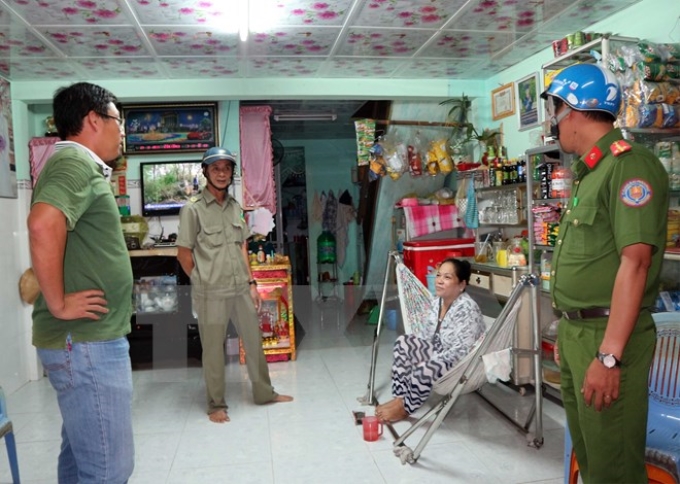 Chính quyền phường 1, thành phố Cà Mau tuyên truyền, vận động đồng bào dân tộc Khmer nâng cao ý thức phòng tránh bão . (Ảnh: TTXVN)