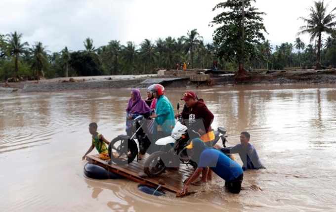 Người dân sơ tán khỏi các khu vực ngập lụt sau khi bão Tembin quét qua tỉnh Lanao del Norte ngày 23/12. (Nguồn: THX/TTXVN)