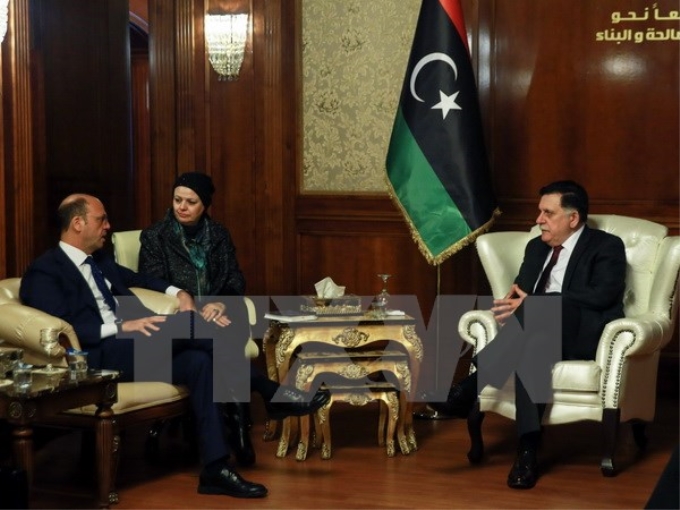 Thủ tướng Libya Fayez al-Sarraj (phải) và Ngoại trưởng Italy Angelino Alfano (trái) trong cuộc gặp tại Tripoli ngày 23/12. (Nguồn: THX/TTXVN)