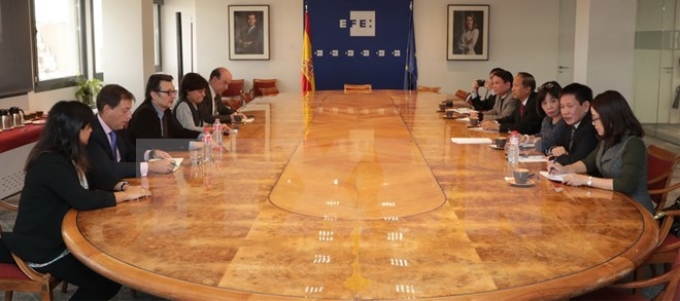 Tổng Giám đốc TTXVN Nguyễn Đức Lợi cùng đoàn đại biểu làm việc với lãnh đạo Hãng thông tấn EFE (Tây Ban Nha). (Nguồn: TTXVN)