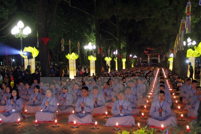 Sân chùa Côn Sơn lung linh hoa đăng trong Lễ Liên Hoa Hội Thượng. (Ảnh: Mạnh Minh/TTXVN)