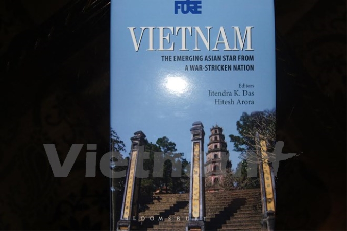 Trang bìa cuốn sách. (Ảnh: Vietnam+)