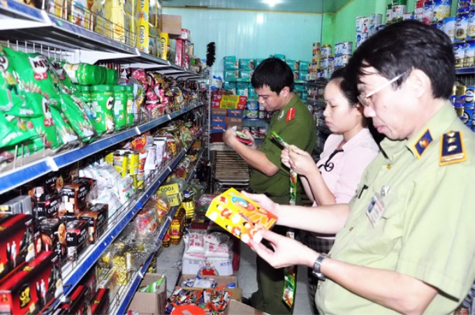 Lực lượng liên ngành kiểm tra an toàn vệ sinh thực phẩm tại một cửa hàng dịp Tết Nguyên đán