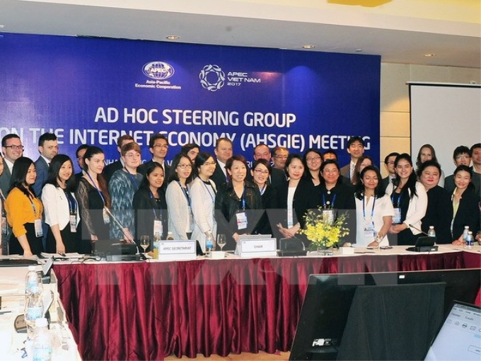 Đại biểu các nền kinh tế APEC tham dự phiên họp chụp ảnh chung. (Ảnh: TTXVN)