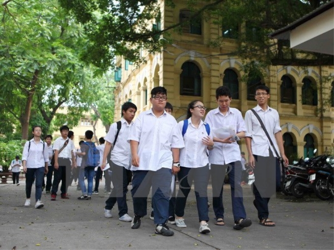 Các thí sinh trao đổi bài sau khi hoàn thành môn Toán tại Hội đồng thi Trường THPT Việt Đức (Hà Nội). (Ảnh: TTXVN)