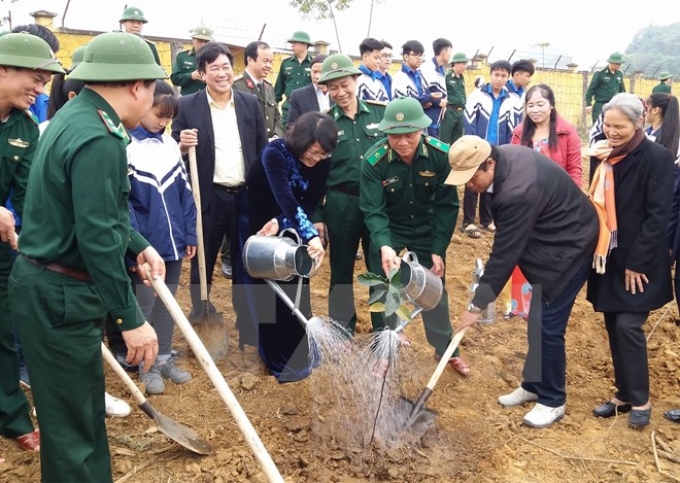 Phó Chủ tịch nước Đặng Thị Ngọc Thịnh tham dự Tết trồng cây tại doanh trại Kho Kỹ thuật Tổng hợp 102 (Cục Kỹ thuật Bộ đội Biên phòng), thị trấn Cao Phong, tỉnh Hòa Bình. (Ảnh: TTXVN)