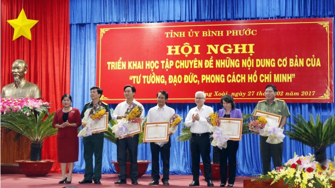 Trao tặng bằng khen cho 5 tập thể có thành tích trong học tập và làm theo tấm gương đạo đức Hồ Chí Minh, giai đoạn từ năm 2011-2015