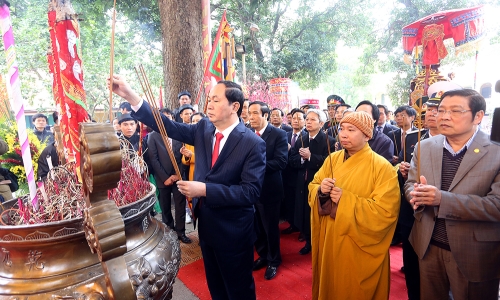 Chủ tịch nước dâng hương khai Xuân tại Hoàng thành Thăng Long