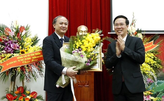 Đồng chí Võ Văn Thưởng trao Huân chương Lao động Hạng Nhì cho PGS.TS. Lê Văn Thạch, nguyên Giám đốc Bệnh viện