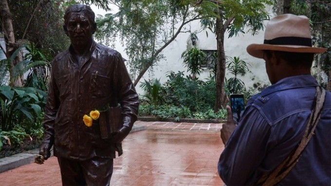 Bức tượng của nhà văn Gabriel Garcia Marquez. (Nguồn: AFP)