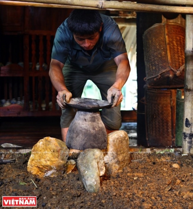 Trong bếp của người Mường, dù đã có kiềng sắt, người ta vẫn dùng  ba hòn đá, hay còn gọi là ba hòn lục để tượng trưng cho ba vua bếp.