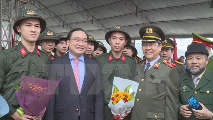 Ủy viên Bộ Chính trị, Bí thư Thành ủy Hà Nội Hoàng Trung Hải với các tân binh tại lễ giao nhận quân quận Ba Đình, Hà Nội. (Ảnh: TTXVN)