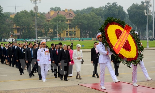 Nhật hoàng Akihito cùng Hoàng hậu viếng Lăng Chủ tịch Hồ Chí Minh