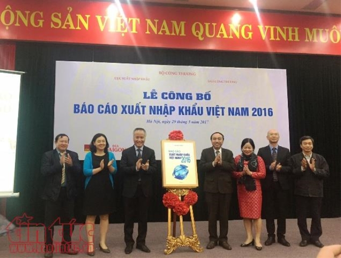 Các ban ngành chức năng công bố báo cáo xuất nhập khẩu Việt Nam 2016. Ảnh: HD