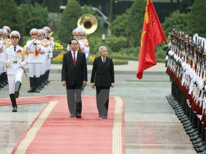 Chủ tịch nước Trần Đại Quang và Nhà vua Nhật Bản Akihito duyệt Đội danh dự Quân đội Nhân dân Việt Nam. (Ảnh: TTXVN)