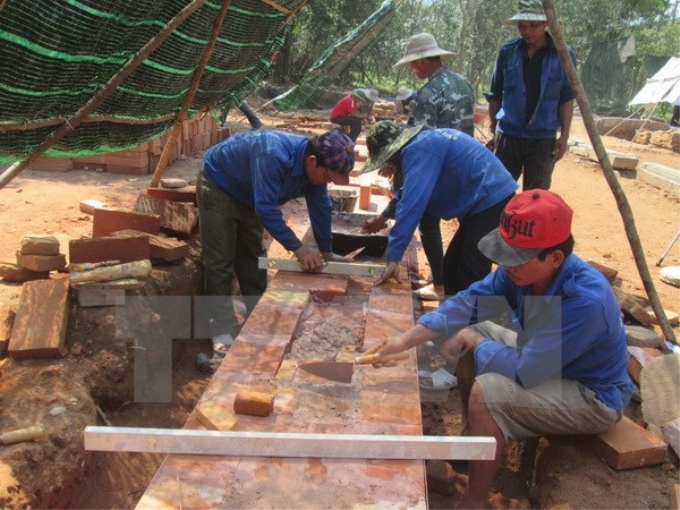 Trùng tu đoạn đường dẫn mới được phát hiện dưới sự giám sát của chuyên gia Ấn Độ. Ảnh: TTXVN