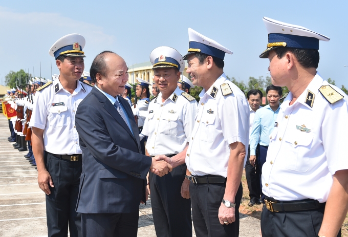 Thủ tướng Nguyễn Xuân Phúc thăm hỏi cán bộ, chiến sĩ Lữ đoàn 681. Ảnh: VGP/Quang Hiếu